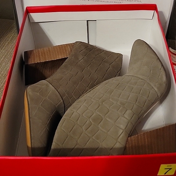 Vince Camuto Steevera Bootie Suede Grey size 7 - Picture 6 of 10